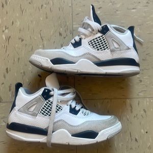 Great condition just needs a wipe down or wash which you are responsible for